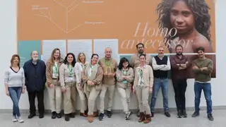 Trabajadores del Museo de la Evolución Humana posan con el galardón Trabajadores del Museo de la Evolución Humana posan con el galardón