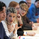 La ministra de Trabajo y el candidato a la Presidencia de la Junta por la coalici&oacute;n de IU-Sumar-VerdesEquo se re&uacute;nen con comit&eacute;s de empresas en ERE o deslocalizaci&oacute;n