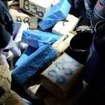 Droga incautada por la Guardia Civil durante una operaci&oacute;n contra el tr&aacute;fico de hach&iacute;s en la costa de Huelva