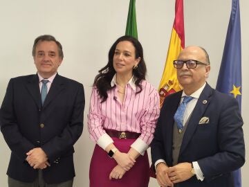 La consejera de Sanidad y Servicios Sociales, Sara Garc&iacute;a Espada, y los presidentes de los colegios de m&eacute;dicos de C&aacute;ceres y Badajoz, Evelio Robles y Pedro Hidalgo, respectivamente, tras la reuni&oacute;n en M&eacute;rida. EUROPA PRESS 11/03/2026