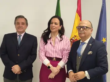 Extremadura convocará un concurso de méritos para cubrir las plazas vacantes de médicos especialistas tras la oposición La consejera de Sanidad y Servicios Sociales, Sara García Espada, y los presidentes de los colegios de médicos de Cáceres y Badajoz, Evelio Robles y Pedro Hidalgo, respectivamente, tras la reunión en Mérida. EUROPA PRESS 11/03/2026