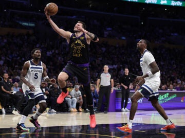 Doncic se dispone a anotar una bandeja