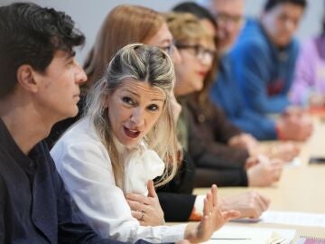 La vicepresidenta segunda del Gobierno y ministra de Trabajo y Econom&iacute;a Social, Yolanda D&iacute;az, y el candidato de IU-Sumar-Verdes Equo a la Presidencia de la Junta, Juan Gasc&oacute;n, durante un encuentro con comit&eacute;s de empresas en situaci&oacute;n de ERE o deslocalizaci&oacute;n abiertos, en el Museo del Patio Herreriano, a 11 de marzo de 2026, en Valladolid, Castilla Le&oacute;n (Espa&ntilde;a). D&iacute;az participa en la recta final de la campa&ntilde;a de IU, Sumar y Verdes Equo a las elecciones auton&oacute;micas de Castilla y Le&oacute;n asistiendo...