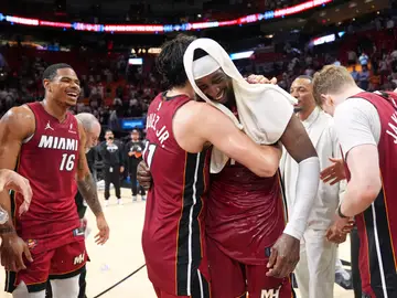 Bam Bam Adebayo recibe las felicitaciones de sus compañeros por los 83 puntos Bam Bam Adebayo recibe las felicitaciones de sus compañeros por los 83 puntos