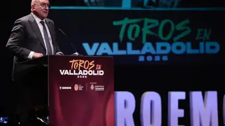 Morante, Ortega y Roca Rey: el cartel de "relumbrón" que corona la primavera en Valladolid El alcalde Jesús Julio Carnero en la presentación de los carteles de San Pedro Regalado