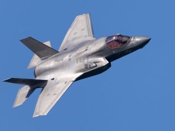 Aterriza el avi&oacute;n de guerra m&aacute;s poderoso del mundo: domina el campo de batalla y es el orgullo de una naci&oacute;n