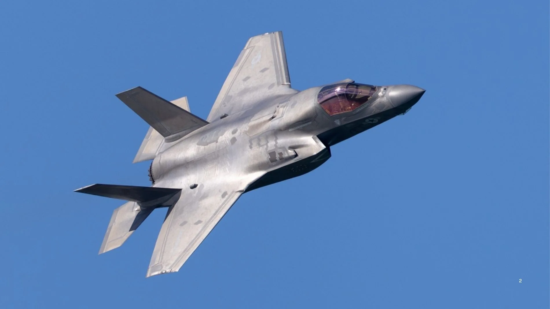 Aterriza el avión de guerra más poderoso del mundo: domina el campo de