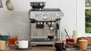 Permite moler el café, preparar espresso y espumar leche como en una cafetería Sage The Barista Express