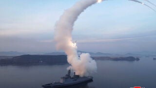 AME2792. PYONGYANG (COREA DEL NORTE), 10/03/2026.- Fotograf&iacute;a cedida por la Agencia Estatal de Noticias Norcoreana (KCNA) que muestra un lanzamiento de prueba de misiles desde el crucero Choe Hyon este martes (Corea del Norte). El l&iacute;der norcoreano, Kim Jong-un, supervis&oacute; un lanzamiento de prueba de misiles de crucero, seg&uacute;n inform&oacute; la KCNA, entre los ejercicios militares conjuntos en curso de Corea del Sur y Estados Unidos, unas maniobras que Pionyang considera ensayos para invadir su territo...