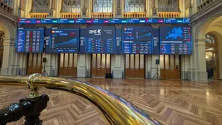 Indicador IBEX 35 MADRID, 11/03/2026.- Varios paneles y monitores muestran en el parqué madrileño la evolución de la Bolsa española este miércoles en el que ha abierto con leves pérdidas del 0,14 %, en una jornada en la que los inversores seguirán pendientes del conflicto en Oriente Medio y la evolución del precio del petróleo, además de los resultados de Inditex, y del dato de inflación en Estados. Unidos. EFE/Vega Alonso