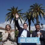 El candidato del PP, Alfonso Fern&aacute;ndez Ma&ntilde;ueco, en Candeleda (&Aacute;vila), junto a Alicia Garc&iacute;a, Carlos Garc&iacute;a y Cristina Sanchidri&aacute;n
