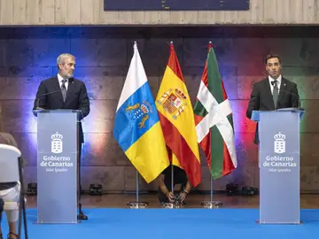 Canarias y País Vasco piden a Sánchez una Conferencia de Presidentes de urgencia por la guerra en Oriente Medio El lehendakari, Imanol Pradales, (d) y el presidente de Canarias, Fernando Clavijo,(i)