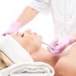 Debemos verificar siempre que quien va a realizar este procedimiento est&eacute;tico es un profesional sanitario