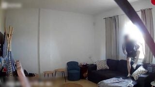 Momento que uno de los ladrones entra en una casa a robar en Tenerife 