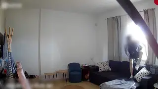 Con las joyas robadas encima y el billete en la mano: así pillaron a los ladrones que sembraron el pánico en Tenerife Momento que uno de los ladrones entra en una casa a robar en Tenerife