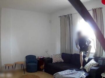 Momento que uno de los ladrones entra en una casa a robar en Tenerife 