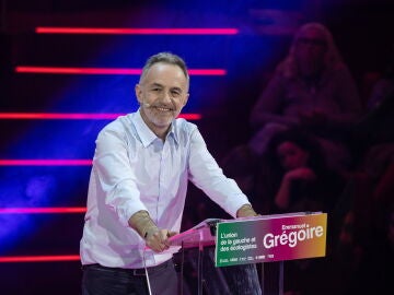 PARIS (France), 12/03/2026.- Emmanuel Gregoire, candidate for the Socialist Party (PS) and the left-wing coalition list in the 2026 Paris municipal elections, delivers a speech during a political rally at the Cirque d'Hiver venue in Paris, France, 12 March 2026. The municipal elections will be held in two rounds on 15 and 22 March 2026. (Elecciones, Francia) EFE/EPA/CHRISTOPHE PETIT TESSON 