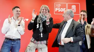 El candidato a la Presidencia de la Junta, Carlos Martínez, durante el acto público en Villablino (León) junto al ministro de Industria y Turismo Jordi Hereu, el secretario provincial Javier Cendón y el candidato a las Cortes Mario Rivas El candidato a la Presidencia de la Junta, Carlos Martínez, durante el acto público en Villablino (León) junto al ministro de Industria y Turismo Jordi Hereu, el secretario provincial Javier Cendón y el candidato a las Cortes Mario Rivas