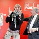El candidato a la Presidencia de la Junta, Carlos Mart&iacute;nez, durante el acto p&uacute;blico en Villablino (Le&oacute;n) junto al ministro de Industria y Turismo Jordi Hereu, el secretario provincial Javier Cend&oacute;n y el candidato a las Cortes Mario Rivas