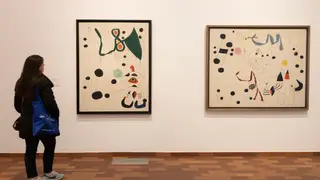 La Fundació Joan Miró reordena su colección en ejes matéricos en la exposición 'Círculos' GRAFCAT9585. BARCELONA, 12/03/2026.- Vista de las obras “Mujer y pájaro en la noche” (1945) y “Mujer soñando con la evasión” (1945), dos del centenar de obras que la Fundació Joan Miró ha presentado este jueves en la exposición 'Círculos', una muestra comisariada por Teresa Montaner y Marta Ricart que se podrá ver durante los dos próximos años, en la que reordena su colección y la divide en diez ejes matéricos. EFE/Marta Pérez