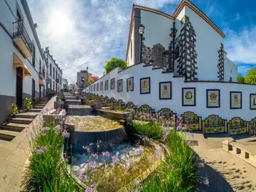 Una acequia centenaria, balcones de tea y una cascada urbana de 30 metros: el pueblo de España que enamora en primavera Firgas, Gran Canaria