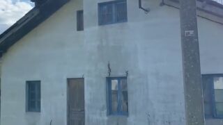 Una pareja descubre un rifle oculto bajo el suelo al rehabilitar un cuartel abandonado de la Guardia Civil en Asturias