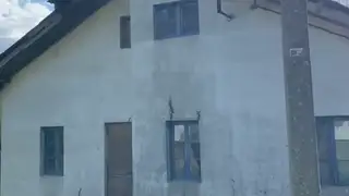 Una pareja descubre un rifle oculto bajo el suelo al rehabilitar un cuartel abandonado de la Guardia Civil en Asturias Una pareja descubre un rifle oculto bajo el suelo al rehabilitar un cuartel abandonado de la Guardia Civil en Asturias