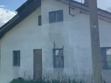 Una pareja descubre un rifle oculto bajo el suelo al rehabilitar un cuartel abandonado de la Guardia Civil en Asturias Una pareja descubre un rifle oculto bajo el suelo al rehabilitar un cuartel abandonado de la Guardia Civil en Asturias
