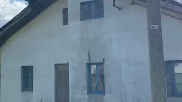 Una pareja descubre un rifle oculto bajo el suelo al rehabilitar un cuartel abandonado de la Guardia Civil en Asturias Una pareja descubre un rifle oculto bajo el suelo al rehabilitar un cuartel abandonado de la Guardia Civil en Asturias