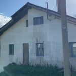 Una pareja descubre un rifle oculto bajo el suelo al rehabilitar un cuartel abandonado de la Guardia Civil en Asturias