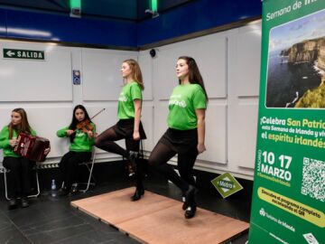 Las gaitas conquistan el Metro de Madrid por San Patricio