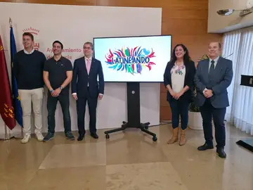 Murcia celebra por primera vez la feria gastronómica 'Latineando' con foodtrucks de seis países y música en directo Murcia celebra por primera vez la feria gastronómica 'Latineando' con foodtrucks de seis países y música en directo