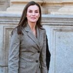 La Reina Letizia estrena un traje que potencia su figura con un detalle que marca la diferencia