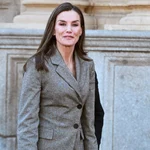 La Reina Letizia estrena un traje que potencia su figura con un detalle que marca la diferencia