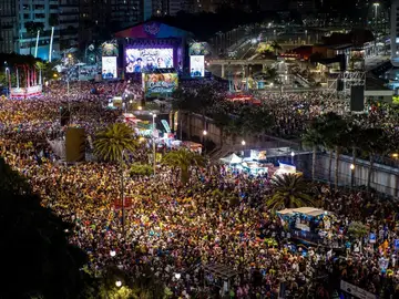 Tres menores tuteladas desaparecen dos días durante el Carnaval de Tenerife y la Fiscalía investiga presuntas agresiones sexuales Baile en Santa Cruz de Tenerife durante el Carnaval