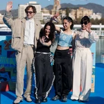 La directora Júlia de Paz acompañada del elenco de «La buena hija» tras su llegada al certamen