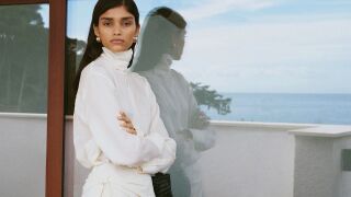 Falda blanca evas&eacute; de Mango con pa&ntilde;uelo anudado en la cintura