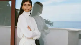 Falda blanca evasé de Mango con pañuelo anudado en la cintura Falda blanca evasé de Mango con pañuelo anudado en la cintura