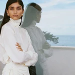 Falda blanca evasé de Mango con pañuelo anudado en la cintura