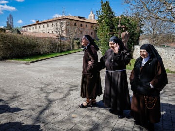 Monjas Clarisas llegan al convento del Monasterio de Santa Clara de Belorado, a 12 de marzo de 2026, en Belorado, Burgos, Castilla y Le&oacute;n (Espa&ntilde;a). La entrega de llaves se ha hecho en cumplimiento del auto del Tribunal de Instancia de Briviesca (Burgos) que ordena el desahucio de las exreligiosas ya que considera que ha quedado demostrado que el recinto pertenece a la Iglesia cat&oacute;lica. 12 MARZO 2026 Tom&aacute;s Alonso / Europa Press 12/03/2026