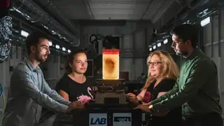 Los responsables del avance frente a uno de los órganos escaneados Medicina