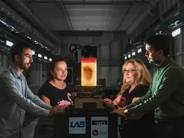 Los responsables del avance frente a uno de los órganos escaneados Medicina