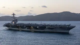 EEUU.- EEUU confirma un incendio en el portaaviones 'Gerald Ford' "no relacionado con combates" January 25, 2026, St Thomas, U.S. Virgin Islands, USA: The aircraft carrier USS Gerald R. Ford (CVN-78), loaded with fighter jets and other aircraft, is silhouetted as the sun sets while anchored off St. Thomas in the U.S. Virgin Islands during its deployment under U.S. Southern Command. Europa Press/Contacto/Christopher Drost 25/01/2026 ONLY FOR USE IN SPAIN