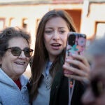 La portavoz del PP en el Congreso, Ester Mu&ntilde;oz, se hace un selfi con una vecina de Cistierna (Le&oacute;n)