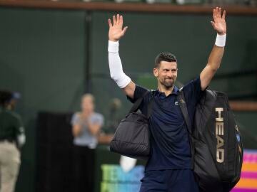 11 March 2026, US, Indian Wells: Serbian tennis player Novak Djokovic waves at the standing ovation crowd after being defeated by British Jack Draper after their men's singles round of 16 match at the BNP Paribas Open held at the Indian Wells Tennis Garden in Indian Wells. Photo: Shelley Lipton/ZUMA Press Wire/dpa Shelley Lipton/ZUMA Press Wire/d / DPA 11/03/2026 ONLY FOR USE IN SPAIN