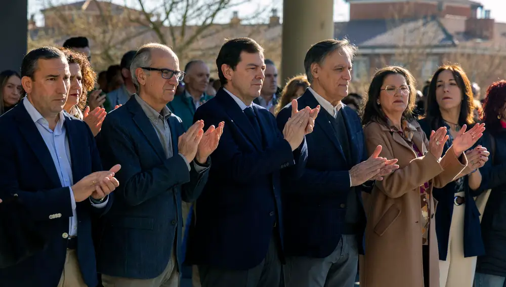 Fernández Mañueco en el minuto de silencio celebrado en Salamanca