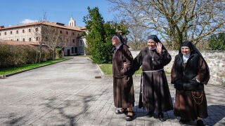 BURGOS, 12/03/2026.-Monjas Clarisas llegan al convento del Monasterio de Santa Clara de Belorado, este jueves.. Las exmonjas de Belorado han abandonado est&aacute; pasada madrugada el monasterio burgal&eacute;s solo unas horas antes de que se cumpliera el plazo dado por el Tribunal de Instancia de Briviesca (Burgos), este jueves 12 de marzo, para que desalojaran voluntariamente el cenobio o ser&iacute;an desahuciadas y se han realojado en una localidad toledana.EFE/ Santi Otero 