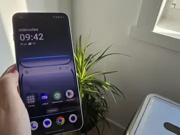 Destaca especialmente por su pantalla enorme y nítida OnePlus Nord 5