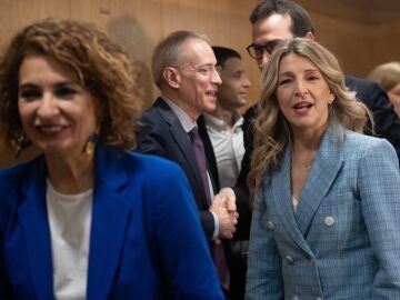 La vicepresidenta primera y ministra de Hacienda, Mar&iacute;a Jes&uacute;s Montero (i), y la vicepresidenta segunda y ministra de Trabajo y Econom&iacute;a Social, Yolanda D&iacute;az (d), a su llegada a una reuni&oacute;n con los agentes sociales y econ&oacute;micos para abordar el impacto del conflicto en Oriente Medio, en la sede del Ministerio, a 12 de marzo de 2026, en Madrid (Espa&ntilde;a). Durante la reuni&oacute;n se ha abordado el impacto econ&oacute;mico y laboral derivado del conflicto b&eacute;lico en Ir&aacute;n. 12 MARZO 2026 Fernando S&aacute;nchez / Europ...