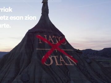 Bildu se cuela en el campo de tiro del Ej&eacute;rcito del Aire para proyectar im&aacute;genes contra Trump y la OTAN